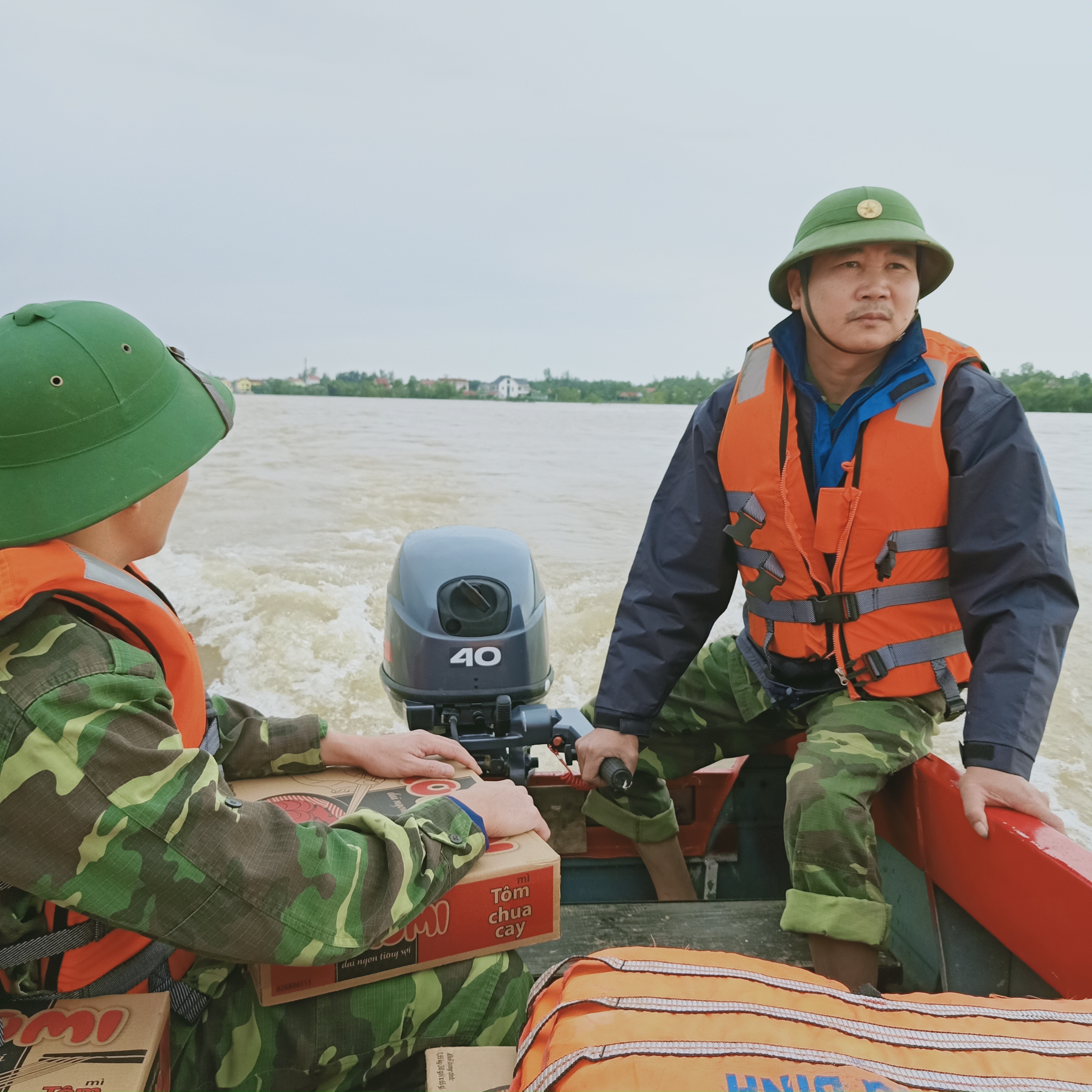 Vững tay lái xuồng giữa tâm lũ dữ